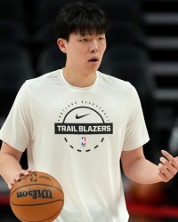 九游娱乐官方入口-健康第一！杨瀚森因背部拉伤缺战G联赛：穿便装场边观战